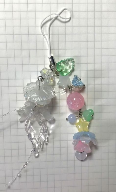 Jellyfish Keychain, Jellyfish Jewelry, Emo Accessories, Phone Chains, Jellyfish Art, Shrink Film, Beading Jewelery, Bead Charms Diy, Diy Bracelets Patterns