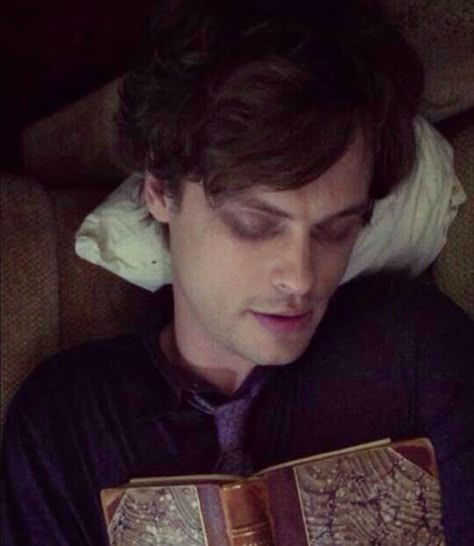 💜 “are you taking a picture of me?” “yeah.” “i could totally kill you.” “i know, go back to sleep.” “mkay.” Matthew Gubler, Dr Reid, Aaron Hotchner, Matthew 3, Dr Spencer Reid, Crimal Minds, Matthew Gray, Matthew Gray Gubler, Spencer Reid