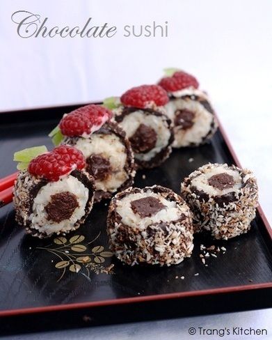 #RECIPE - Chocolate Sushi would be perfect for your Valentine Chocolate Sushi, Sushi Dessert, Sweet Sushi, Fruit Sushi, Candy Sushi, Dessert Sushi, Sushi Love, Sushi Party, Sushi Recipes