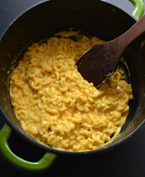 This One Pot Macaroni and Cheese is so easy! Cook the macaroni right in the milk that's used to make the sauce. Creamy, delicious & ready in 15 minutes! #macncheese #macandcheese #macaroni Muellers Mac And Cheese, One Pot Mac And Cheese Recipe, One Pot Mac And Cheese, One Pot Mac, Pot Mac And Cheese, Macaroni Recipes, Creamy Mac And Cheese, One Pot Dinner, Mac And Cheese Recipe