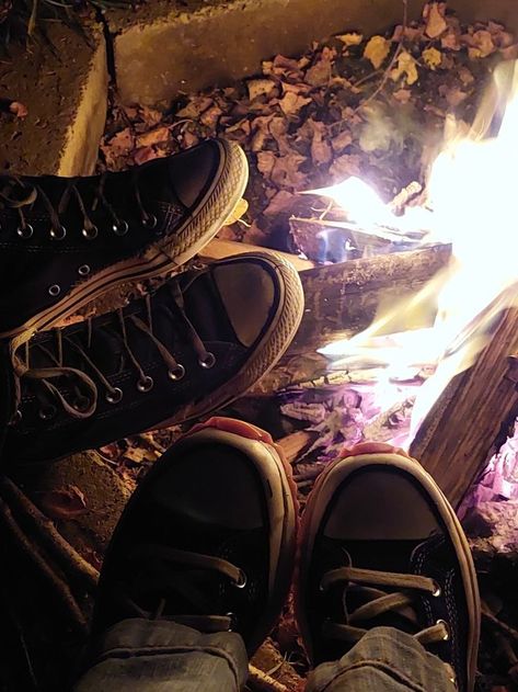 Friends Bonfire Aesthetic, Teens Hanging Out Aesthetic, Camping Bag Aesthetic, Joshcore Aesthetic, 2000s Dirtbag Aesthetic, Teen Dirtbag Aesthetic, Rebelion Aesthetic, Teenage Rebellion Aesthetic, Teenage Dirt Bag Aesthetic