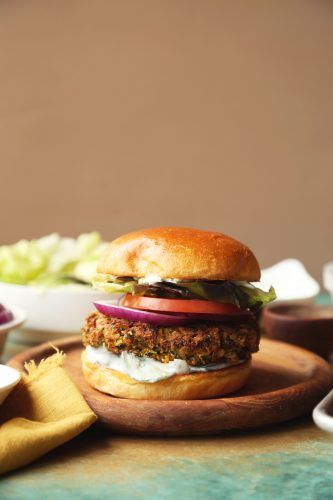 Falafel Burgers Falafel Waffle, Falafel Burgers, Sweet Potato Black Bean, Falafel Recipe, Bean Burgers, Sweet Potato Black Beans, Black Bean Burgers, Vegan Burger, Bean Burger