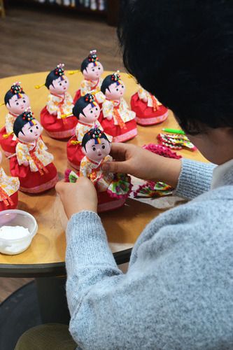 Celebrating Korea's Traditional Hanji Paper Dolls | HuffPost Hanji Paper, Korea Południowa, Paper Clothes, Lotte World, Mulberry Tree, Folk Dance, Voodoo Dolls, Korean Art, Doll Making