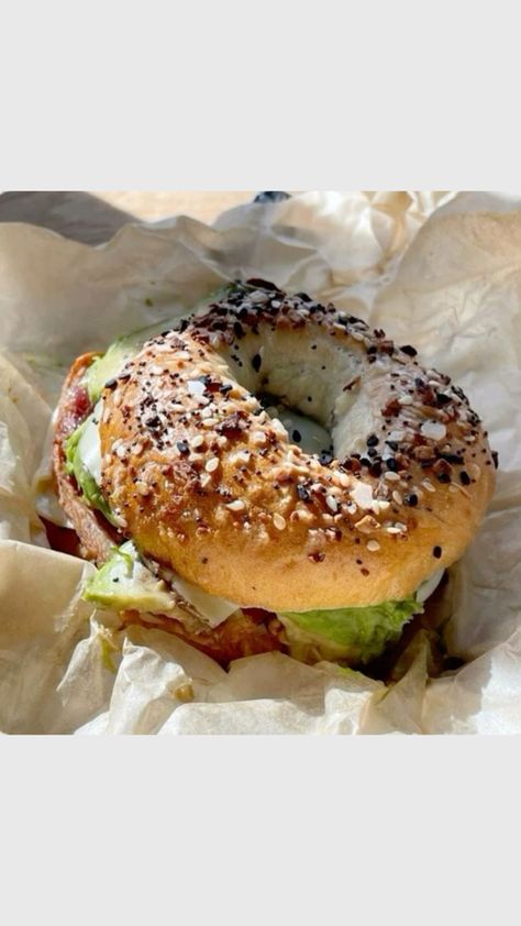 Bagel Breakfast Sandwich Aesthetic, Savory Bagel Toppings, Healthy Breakfast Bagel Sandwich, Bagel Sandwich Aesthetic, Healthy Bagel Toppings, Bagel Aestethic, Breakfast Sandwich Aesthetic, Bagel Aesthetics, Everything Bagel Sandwich