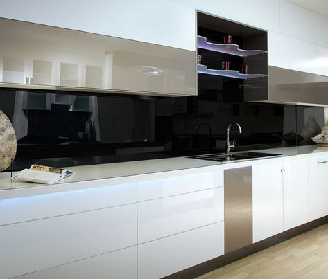 A black colored high gloss acrylic wall panel kitchen backsplash creates a sleek contemporary look | Innovate Building Solutions Modern Kitchen Stools, Acrylic Shower Walls, Acrylic Wall Panels, Kitchen Wall Panels, High Gloss Kitchen, Contemporary Style Kitchen, Gloss Kitchen, White Tile Backsplash, Backsplash Panels