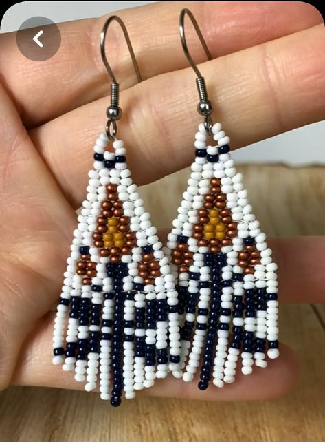 Small Brick Stitch Earrings, Miyuki Beads Pattern, Seed Bead Crafts, Beadwork Tutorial, Beads Craft Jewelry, Beaded Earrings Diy, Brick Stitch Earrings, Beading Jewelery, Beaded Jewlery