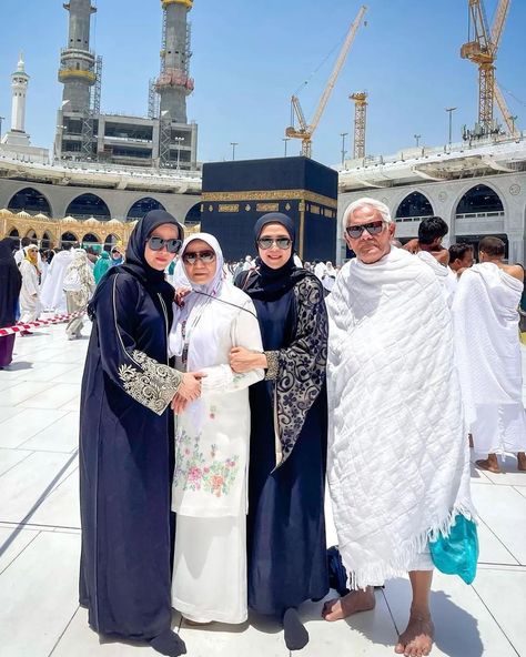 Family In Makkah, Umrah With Family, Manifest 2024, Baby Christmas Photography, Dad Aesthetic, Mom Lifestyle, Muslim Family, My Lifestyle, Pakistani Bridal Wear