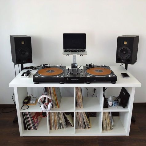 Dj Studio Room Ideas, Vinyl Record Room, Audiophile Room, Living Room Vinyl, Dj Decks, Music Room Design, Dj Table, Dj House, Dj Room