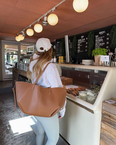 Comfy coffee dates in @boandtee <3 annonce Outfit inspo, how to style, outfit inspiration, pinterest fashion, spring outfit, sporty outfit. #sportychic #outfitinspo #scandigirl #streetstyle #outfitideas #scandinavianstyle Polene Bag, Saturday Morning Coffee, Outfit Sporty, Coffee Outfit, Sporty Outfit, Story Insta, Coffee Dates, Coffee Date, Pinterest Fashion