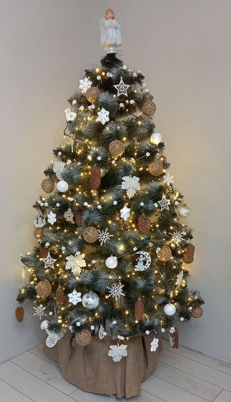 Xmas Tree Ideas 2023, Christmas Tree With Gingerbread, 3ft Christmas Tree Ideas, Christmas Tree Decor Ideas 2023 Trends, Christmas Tree Ideas 2023 Trends, Christmas Tree 2023, Christmas Tree Colour Scheme, Green Christmas Decorations, Navidad Natural