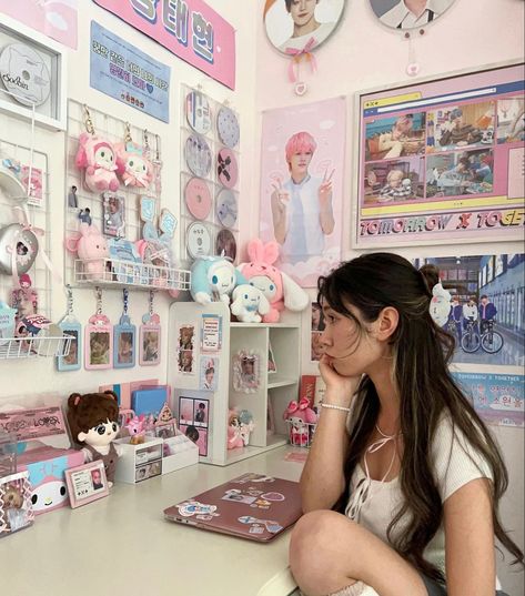 Ig: yeon1uv Bedroom Ideas Kpop, Kpop Room Ideas, Kpop Bedroom, Kpop Desk, Plush Pokemon, Jewelry Anime, Kawaii Room Ideas, Gundam Model Kit, Anime Figurine