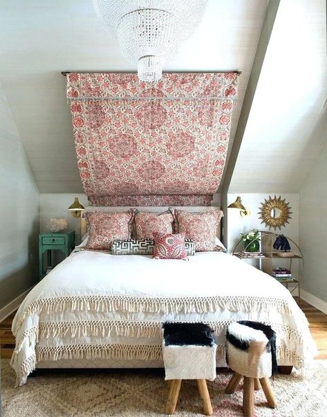 How to Decorate a Slanted Wall in a Bedroom: 15 Ideas Decorating Slanted Walls, Slanted Wall Bedroom, Slanted Ceiling Bedroom, Eclectic Bedroom Design, Slanted Walls, Canopy Bedroom, Slanted Ceiling, Neutral Bedrooms, Bedroom Seating