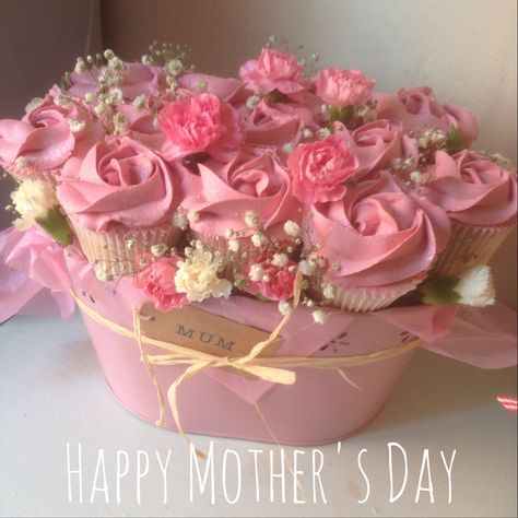 Mother's Day cupcake bouquet Cupcake Flower Bouquets, Deco Cupcake, Patisserie Fine, Cake Bouquet, Mothers Day Cupcakes, Cupcakes Decorados, Diy Cupcakes, Mothers Day Cake, Cupcake Bouquet