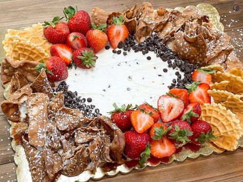 Cannoli Charcuterie Board, Cannoli Theme Party, Cannoli Dip Charcuterie Board, Cannoli Board, Holy Cannoli First Birthday, Italian Friendsgiving, Charcuterie Trays, Cute Boards, Cannoli Dip