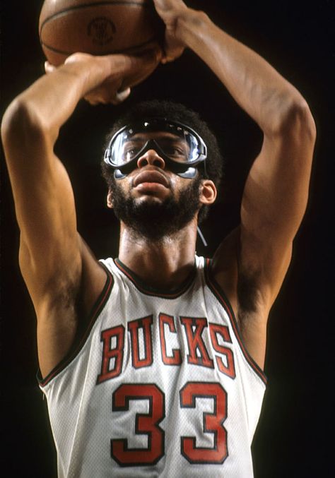 Classic Photos of Kareem Abdul-Jabbar | Sports Illustrated Bucks Basketball, Abdul Jabbar, Basket Nba, Bola Basket, Kareem Abdul, Kareem Abdul Jabbar, Sport Nutrition, Basketball Photography, Basketball Star