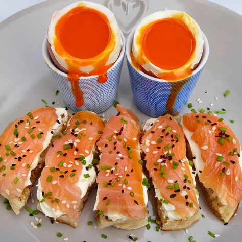 Emily Scott | Breakfast Ideas on Instagram: “DIPPY EGGS WITH SMOKED SALMON & CREAM CHEESE CRUMPET SOLDIERS 😍. The last breakfast of the year had to be dippy eggs (my favourite since I…” Dippy Eggs And Soldiers, Smoked Salmon Cream Cheese, Eggs And Cheese, Eggs And Soldiers, Dippy Eggs, Emily Scott, Salmon Cream Cheese, Salmon Eggs, Continental Breakfast