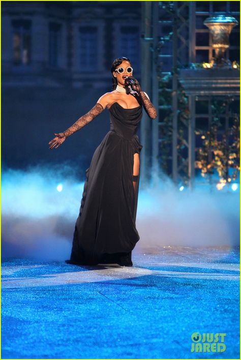 Rihanna: Victoria's Secret Fashion Show 2012 Performance! Rihanna Victoria Secret 2012, Rihanna Vs Fashion Show, Iconic Performance Outfits, Rihanna Savagexfenty Photoshoot, Rihanna Iconic Outfits, Rihanna Victoria Secret, 2012 Rihanna, Rihanna Black Dress, Rihanna Collage