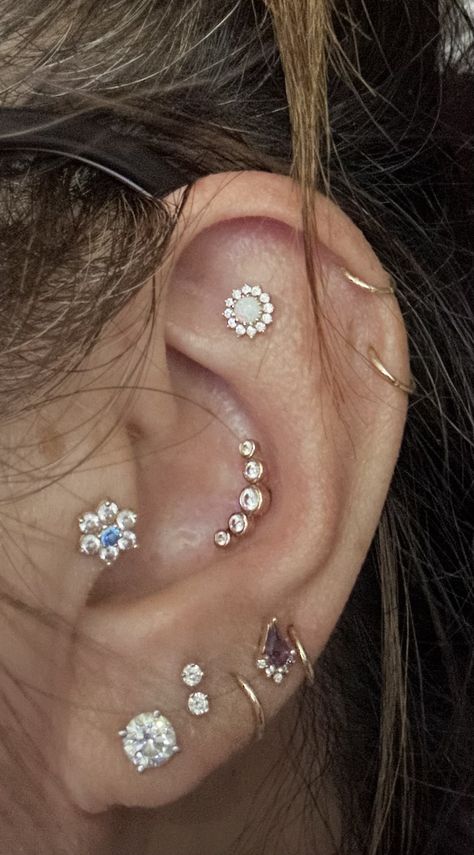 Minimal Hoop Earrings, Earring Stacks, Ear Stacks, Jewelry Ideas To Make, Ear Curation, Piercing Inspiration, New Piercing, Tiny Tats, Beaded Jewelry Ideas