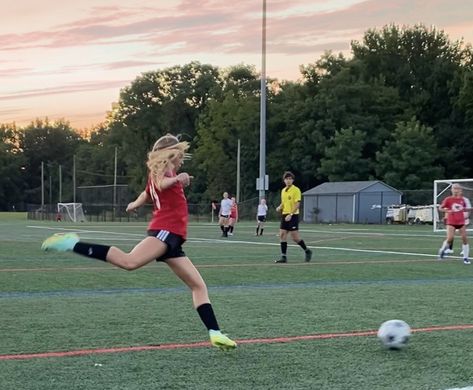 Female Footballer Aesthetic, Female Football Aesthetic, Soccer Training Aesthetic, Female Soccer Player Aesthetic, Football Aesthetic Girl, Football Girl Aesthetic, Cleats Aesthetic, Soccer Girl Aesthetic, Soccer Fits