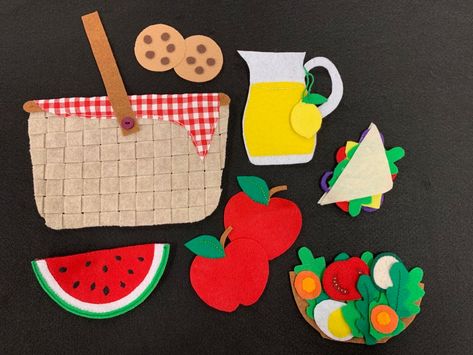 Picnic Theme Classroom Decor, Picnic Theme Crafts Preschool, Picnic Classroom Theme, Picnic Bulletin Boards, Picnic Basket Crafts, Flannel Crafts, Preschool Picnic, Plant Life Cycles, Flannel Stories