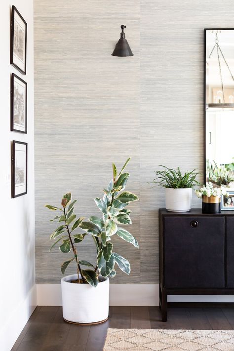 Modern Grasscloth Wallpaper, Living Room Textured Wallpaper, Living Wall Wallpaper, Living Room Neutral Wallpaper, Grasscloth Wallpaper Hallway, Textured Wallpaper Accent Wall Bedroom, Neutral Wallpaper Living Room, Living Wallpaper Ideas, Textured Wallpaper Dining Room