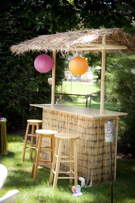 Tiki Bars Diy, Outdoor Tiki Bar, Food Stall Design, Luau Party Decorations, Outside Bars, Lake House Food Ideas, Hawaiian Luau Party, Luau Theme Party, Pallet Bar