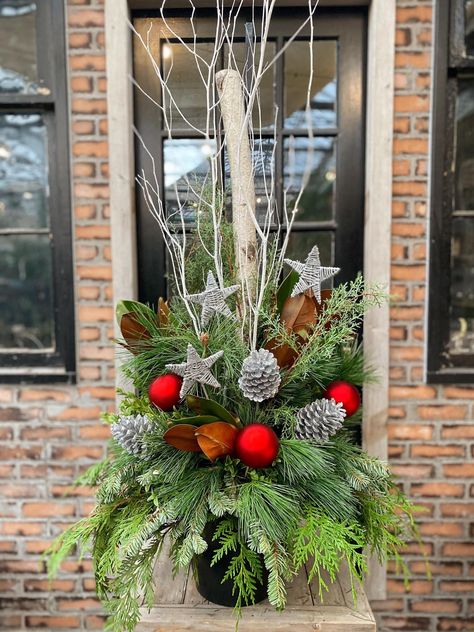 Christmas Outdoor Pots Planters, Outside Xmas Decorations, Holiday Urn, Christmas Gift Exchange Ideas, Gift Exchange Ideas, Christmas Urns, Outdoor Christmas Planters, Christmas Foliage, Holiday Planter