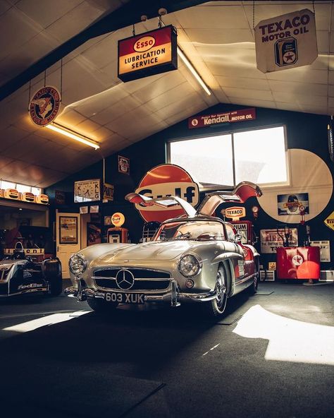 Beautiful Garage, Vintage Car Garage, 300sl Roadster, Benz 300sl, Man Garage, Mercedes Benz 300sl, Garage Design Interior, Mercedes 300sl, Car Man Cave