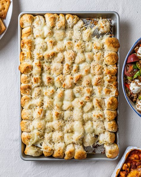 It's the ultimate potluck side. Pillsbury Biscuit Recipes, Bubble Bread, Pillsbury Biscuits, Potluck Side Dishes, Canned Biscuits, Cheesy Bread, Potluck Dishes, Pull Apart Bread, Dinner Meals