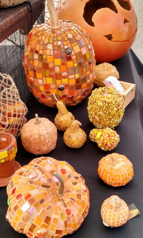 Fall Mosaic, Mosaic Pumpkin, Halloween Mosaic, Easy Pumpkin Carving Ideas, Festive Halloween Decor, Stained Glass Mosaic Art, Fall Party Themes, Mosaic Art Diy, Modern Mosaic