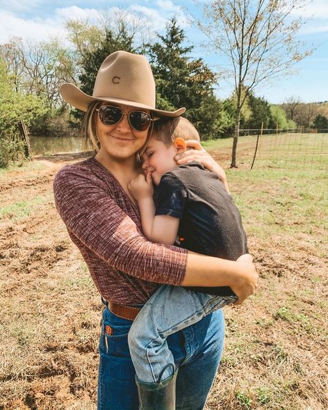 Ranching Life, Ranch Wife, Dream Homestead, Southern Aesthetic, Dream Ranch, Real Cowgirl, Pregnancy Facts, Siblings Goals, Mom Aesthetic