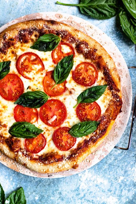 This homemade Margherita Pizza Recipe is a fantastic dish to make at home, and especially fun to make with kids! You only need a few ingredients to make this Italian speciality. Click here for tips and tricks of how to make homemade pizza sauce and also how to level up your crust! Homemade Margherita Pizza, Margherita Pizza Recipe, Easy Tiramisu Recipe, Margarita Pizza, Pizza Roll, Italian Pizza Recipe, Pizza Sauce Homemade, Making Homemade Pizza, Classic Italian Dishes