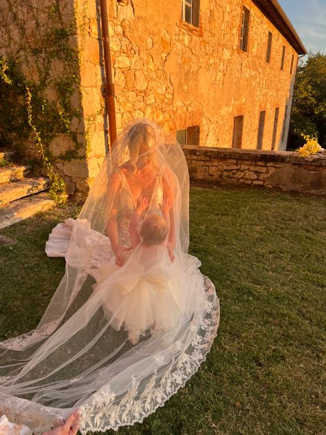 Bride and daughter. Bride and daughter. Bride and flower girl. Daughter Flower Girl, Bride And Daughter, Bride And Flower Girl, Daughter Aesthetic, Anti Bride, Aesthetic Wedding, Step Daughter, Girls Dream, Daughter Love