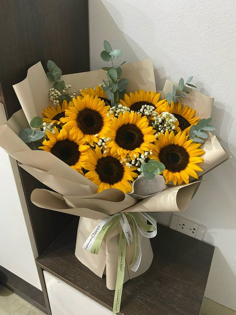 Simple Sunflower Bouquet Gift, Simple Sunflower Bouquet, Sunflower Bouquet Aesthetic, Flower Bouquet Sunflower, Yellow Flowers Bouquet, Flower Boquet, Sunflowers And Roses, Sunflower Bouquet, Flower Gift Ideas