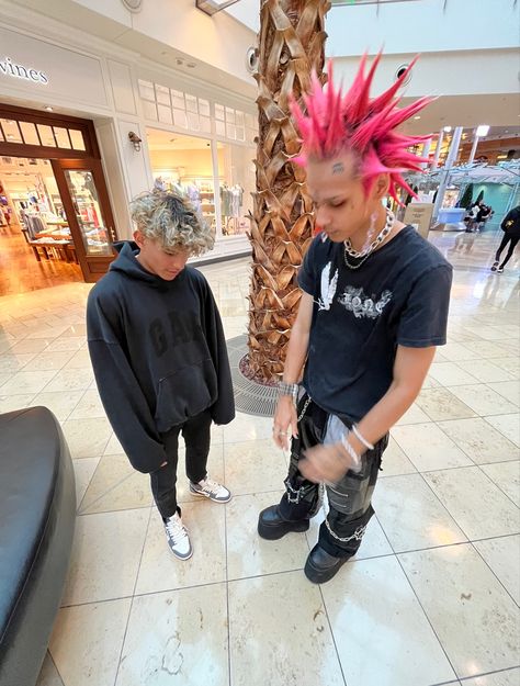 scene emo alternative scenemo visual-kei visual kei liberty spikes y2k Liberty Spikes Aesthetic, Liberty Spikes, Spin Out, Mohawk Hairstyles, Hip Hip, Punk Hair, Estilo Punk, Bleached Hair, Out Of Style