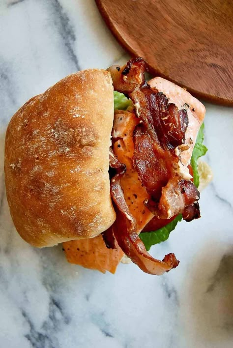 Grilled Salmon Sandwich, Salmon Blt Sandwich, Salmon Sandwich Recipes, Salmon Blt, Salmon Sandwiches, Salmon Crispy, Blt Sandwich Recipes, Blt Sandwiches, Fish Sandwich Recipes