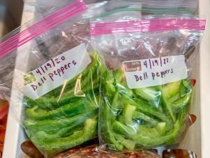 How To Freeze Bell Peppers Green, Freeze Bell Peppers, Freezing Green Peppers, Food Saver Hacks, Freezing Fresh Corn, Freezing Bell Peppers, Green Pepper Recipes, Freezing Peppers, Freezing Vegetables