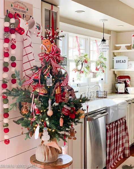 Kitchen Theme Christmas Tree, Gingerbread Christmas Decor Kitchen, Gingerbread Kitchen Christmas, Gingerbread Kitchen Decor, Christmas Kitchens, Gingerbread Christmas Decor, Kitchen Christmas, Christmas Decor Inspiration, Christmas Cottage