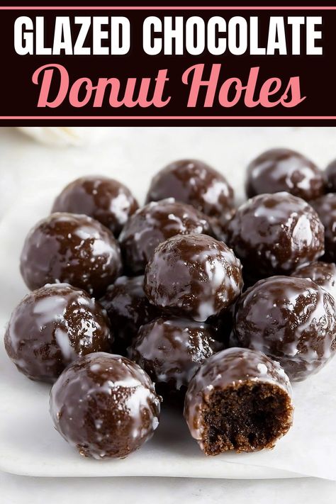 These glazed chocolate donut holes have a rich, moist interior and a sweet, glossy glaze. Every mouthful melts in your mouth, making them hard to resist. Chocolate Doughnut Muffins, Air Fryer Chocolate Donut Holes, Deep Fried Donut Holes, Blueberry Donut Holes Recipe, Homemade Munchkins Donut Holes, Chocolate Donuts Fried, Chocolate Donut Holes Recipe, Baked Donut Holes Recipes Easy, Donuts Holes Recipe