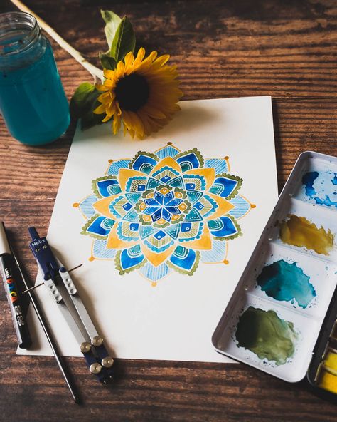 Painting an 8 point mandala using Windsor and Newton Watercolours. Watercolour Mandala, Diy Drawings, Happy Birthday Cards Handmade, Watercolor Mandala, Paint With Me, Me Design, Art Watercolour, Evil Eyes, Mandala Pattern