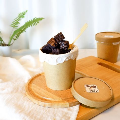 รับถ่ายรูป อาหาร ขนม เบเกอรี่ เครื่องดื่ม สไตล์ Blogger ราคาน่ารัก^^ Brownies Bites Photography, Brownies In A Cup Packaging, Bucket Brownies, Fudgy Brownies Packaging, Brownie Bites Packaging, Brownie Packaging Design, Brownies Bites Packaging, Desert Packaging, Brownies Cup