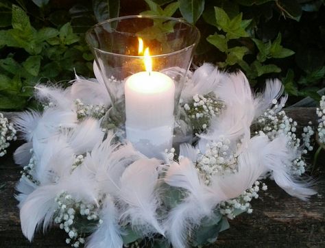 Feather Centerpiece Wedding, Feather Decorations, Indian Board, White Rose Centerpieces, Speakeasy Party, Playboy Mansion, Feather Centerpieces, Gala Ideas, Christmas Luxury