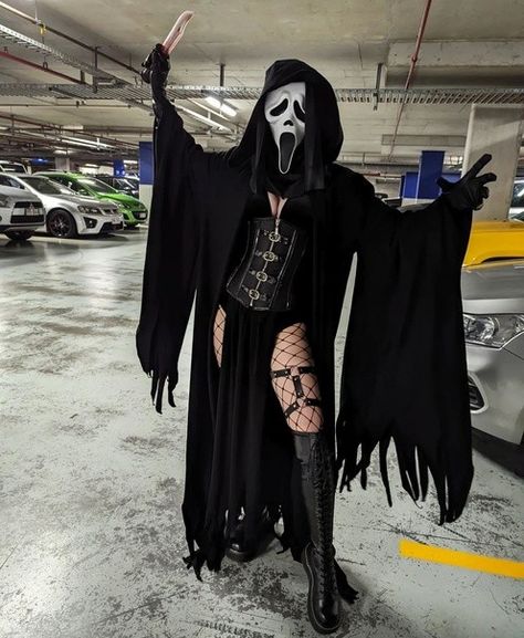 Scream Halloween Costume, Ghostface Costume, Scream Outfits, Goth Halloween Costume, Scream Costume, Horror Halloween Costumes, Classy Halloween Costumes, Horror Costume, Pretty Halloween Costumes