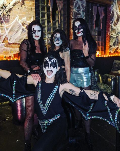 Group of 4 Halloween costume for women, KISS band, DIY Halloween costumes #KISS #genesimmons #halloweencostumes #groupof4 Kiss Band Halloween Costumes, Kiss Costume Diy, Rock Costume Women, Kiss Band Costume, Rock Band Costumes, Rock Band Outfits, Kiss Halloween Costumes, Kiss Marry Kill, Halloween Kiss