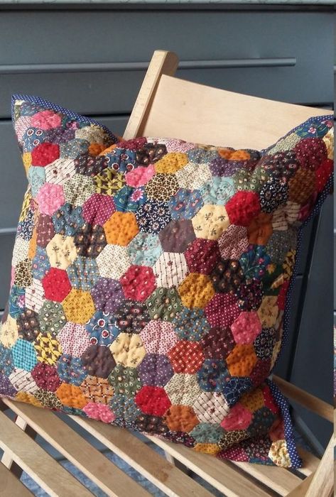 Hexagon Patchwork, Hexie Quilt, English Paper Piecing Quilts, Patchwork Cushion, Bantal Sofa, Patchwork Pillow, Hexagon Quilt, Paper Piecing Quilts, Patchwork Quilting