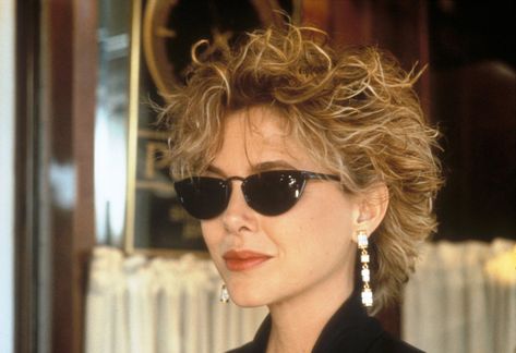 "The Grifters" movie still, 1990.  Annette Bening as Myra Langtry.  Bening was contacted by director Stephen Frears after seeing her in "Valmont" to see if she would be willing to play Myra.  It would prove to be her Hollywood breakout role. Annette Benning, Annette Bening, Curly Hair Styles Easy, Aging Beautifully, Aging Gracefully, American Beauty, Short Curly Hair, Hair Dos, Wavy Hair