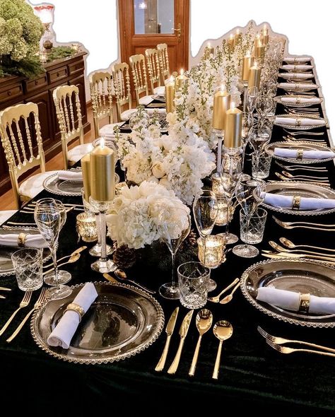 Extravagant Table Settings, Elegant Tablescapes Dinner Parties, Luxury Dinner Party Table Settings, Elegant 70th Birthday Party Ideas, Gala Food Ideas, Wedding Transformation, Summer Dining Table Decor, Small Dinner Table, Dinner Table Set Up