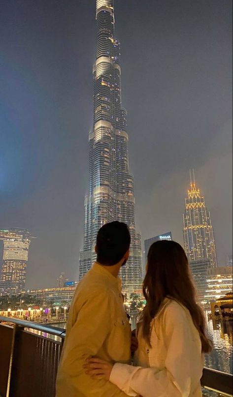 Dubai Picture Ideas, Dubai Couple, No Face Couple Photos, No Face Couple, Dubai Photoshoot, Travel Pose, Dubai Holidays, Dubai Vacation, Dubai Aesthetic