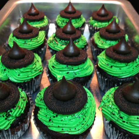 Elphaba's hat cupcakes, I shall be making these for Halloween! Wizard Of Oz Cupcakes, Wicked Party Ideas, Wicked Birthday Party Ideas, Wicked Party Theme, Wicked Birthday Party, The Wizard Of Oz Halloween, Broadway Sweet 16, Wicked Cupcakes, Wicked Desserts