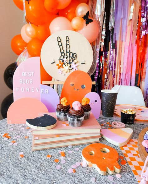 Tag your best boo! Party styled by @sophiemorganjones | Instagram Boo Party, Neon Halloween, Hippie Halloween, Fall Birthday Parties, Halloween Movie Night, Halloween Birthday Party, Pumpkin Party, Birthday Halloween Party, Party Goods